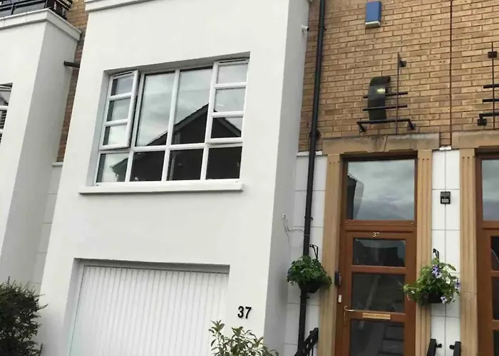 Beautiful 4 Bedroom Townhouse Minutes From Belfast City Centre