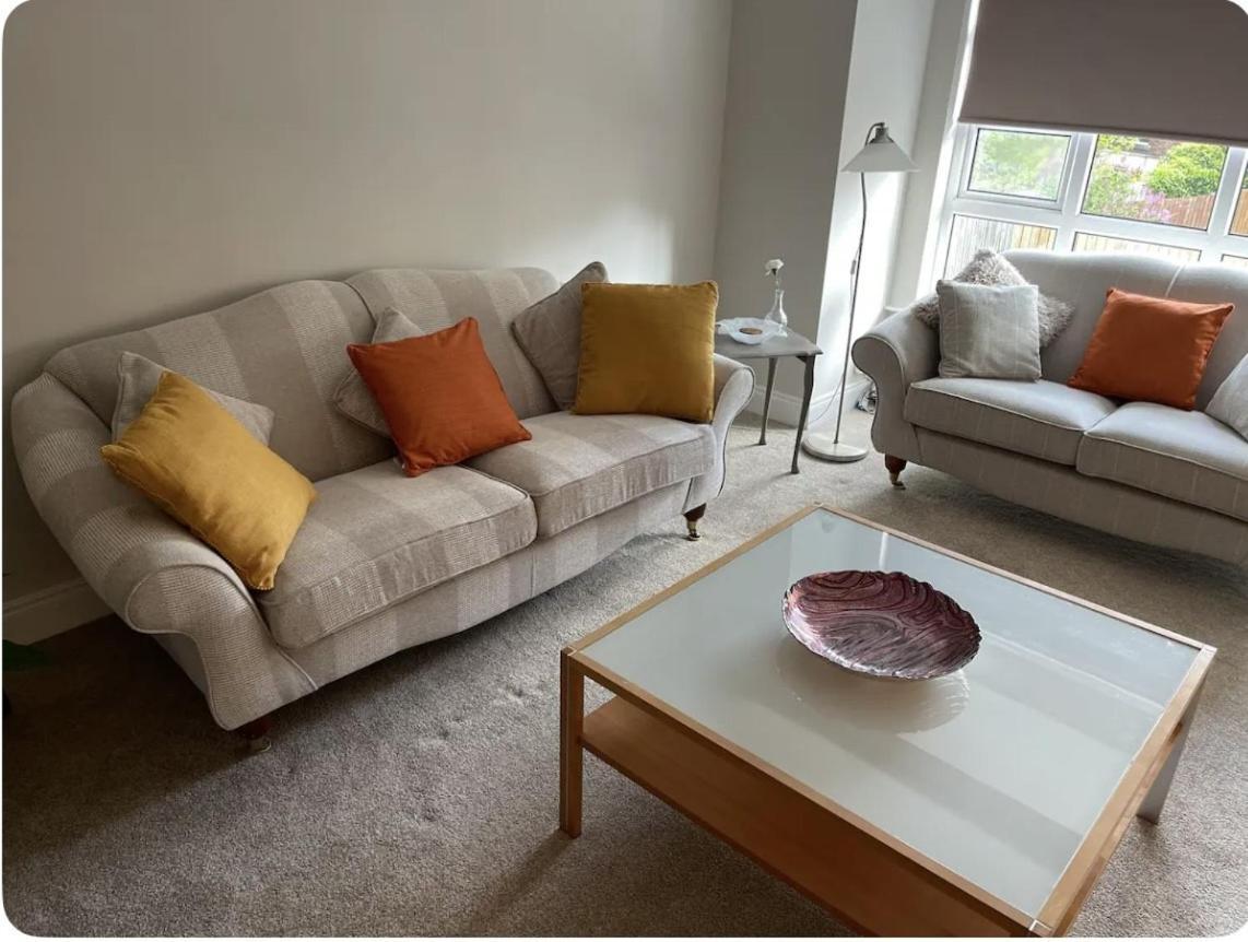 Beautiful 4 Bedroom Townhouse Minutes From Centre *