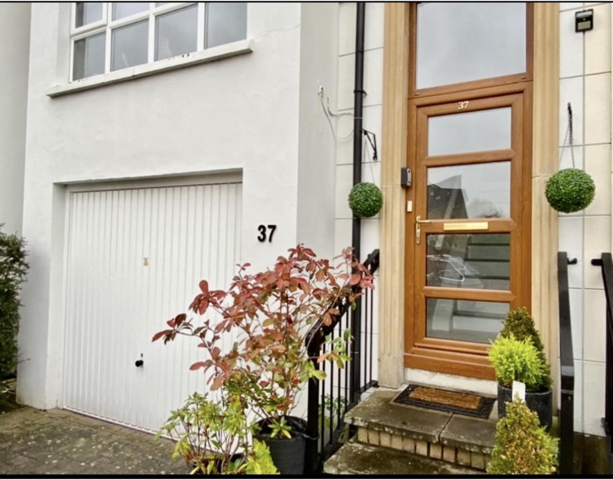 Beautiful 4 Bedroom Townhouse Minutes From Centre Holiday home *