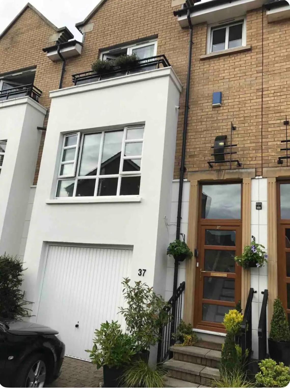 Beautiful 4 Bedroom Townhouse Minutes From Centre Holiday home *
