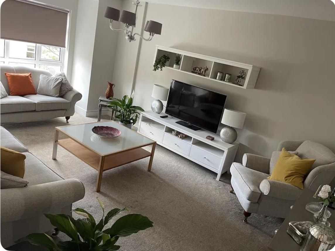 Beautiful 4 Bedroom Townhouse Minutes From Centre *