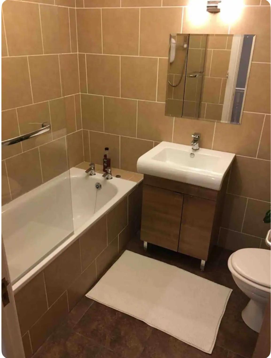 Beautiful 4 Bedroom Townhouse Minutes From Centre *