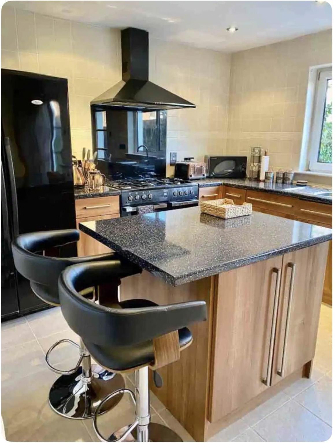Beautiful 4 Bedroom Townhouse Minutes From Centre Holiday home *